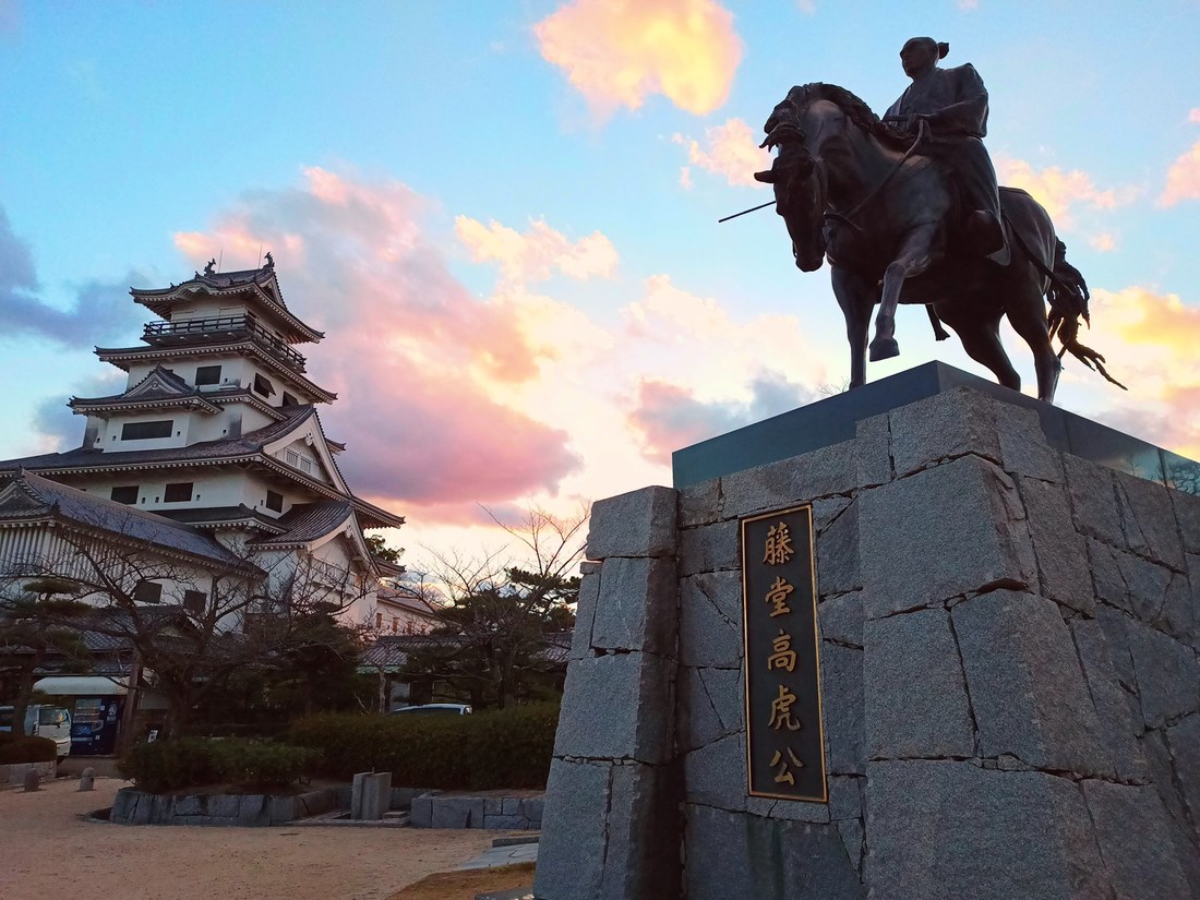 今治城と藤堂高虎像