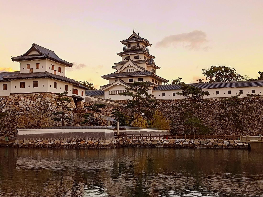 夕焼け時の今治城