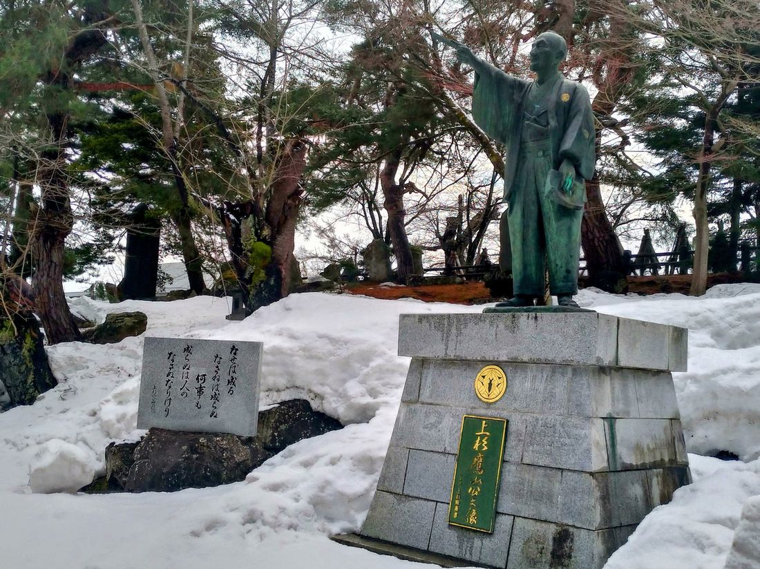 上杉神社内の上杉鷹山公の像
