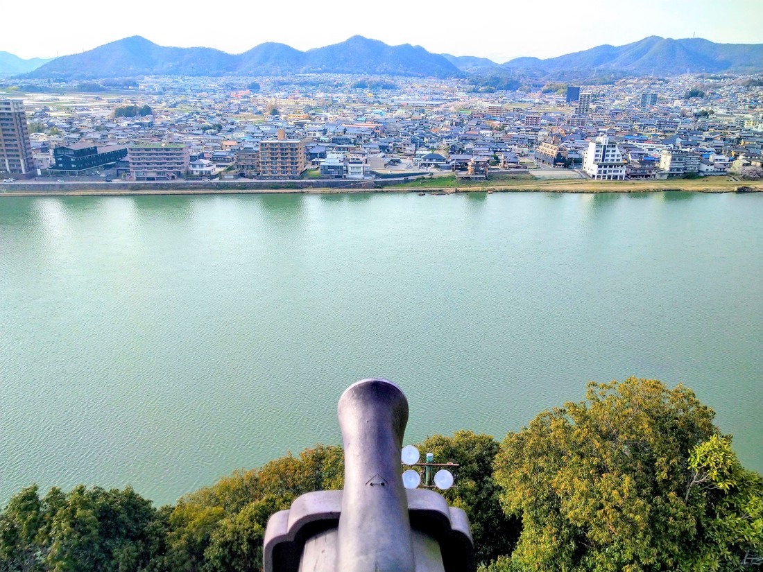 木曽川の断崖に立つ犬山城