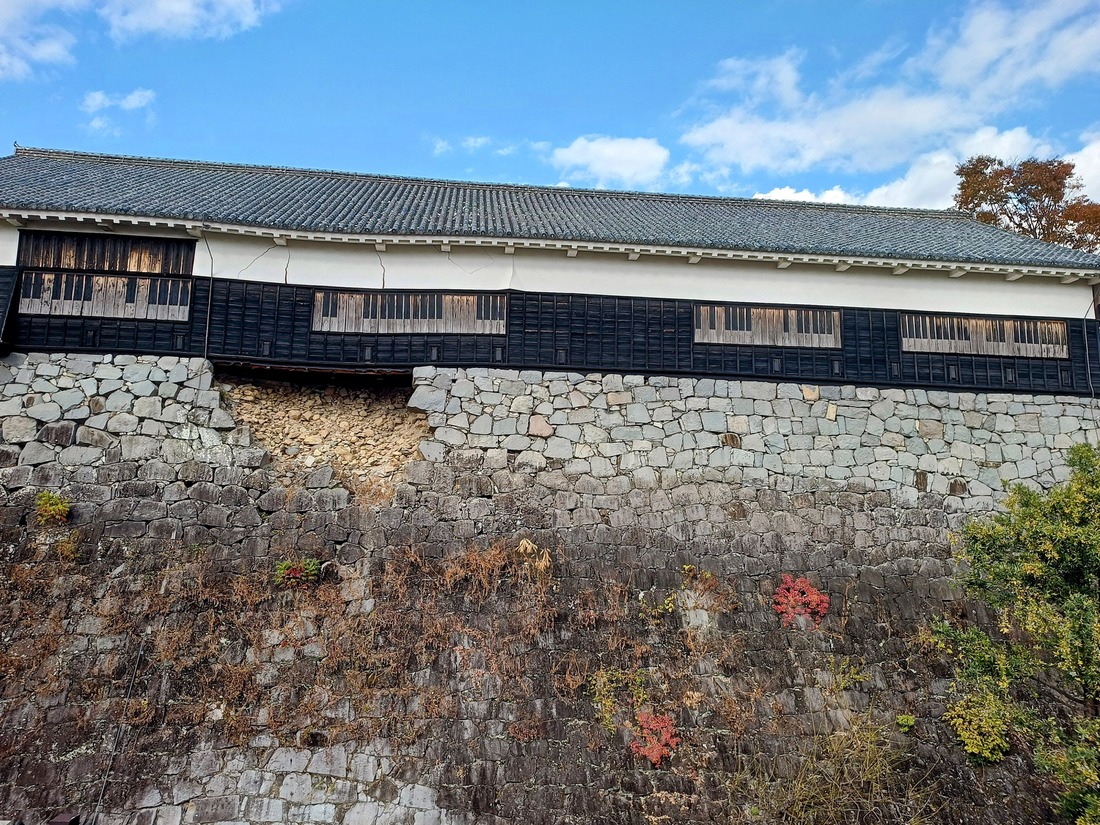 熊本地震で崩れた熊本城の石垣