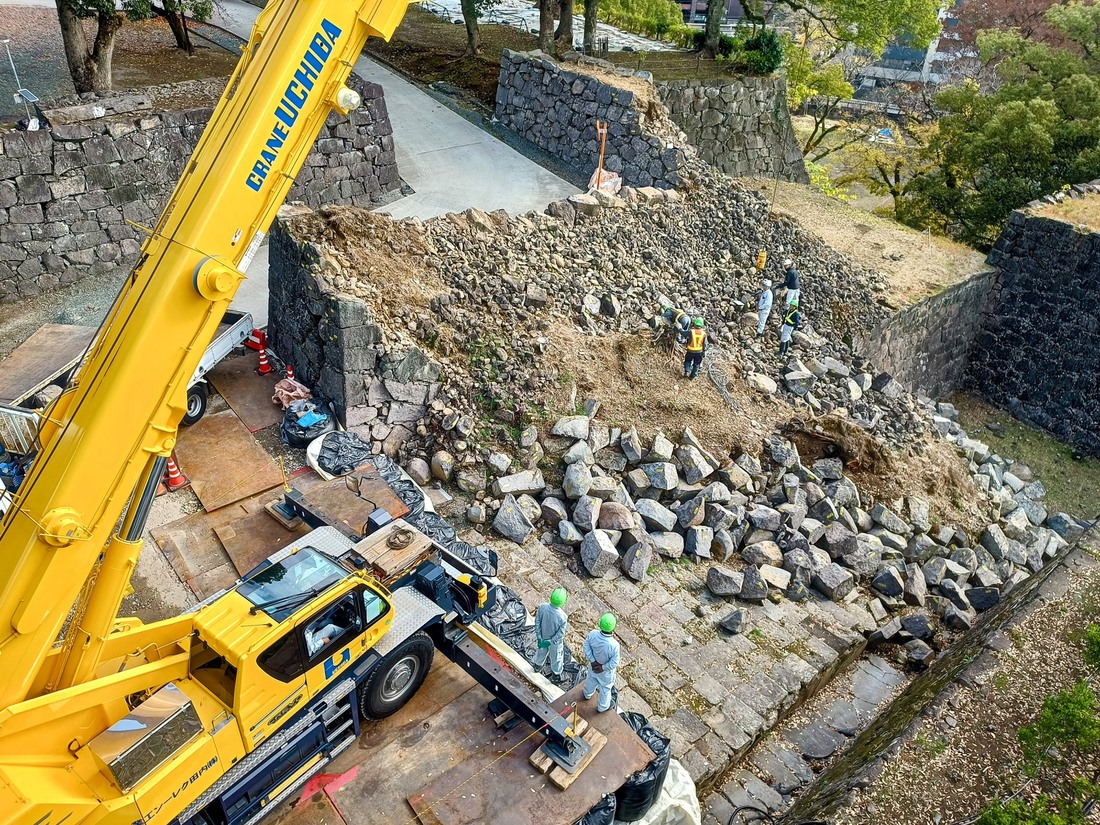 熊本地震で崩れた熊本城の石垣