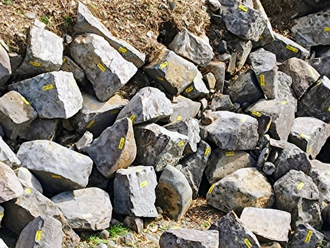 崩れた石の位置を記録した石垣